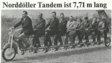 Zehn Norddller Einwohner auf einem Fahrrad