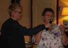 IMG 6035  Kohlkönigin Martha zieht das Gewinnerlos für den Schinkenkorb
