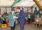 IMG 2499  ...und ein Präsent für den Jugendprinzen Dominik Holtvogt.
