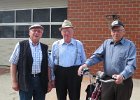 IMG 0895  Die Königstour beginnt auf dem Hof Ripke am Visbeker Damm. Hier unsere ältesten Teilnehmer: v.l. Otto Mekelnborg, Königsvater August Ripke und Alwin Bahlmann