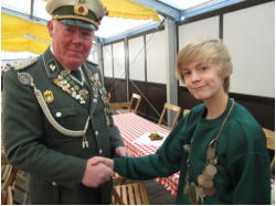 Walter Thie, Prsident des Schtzenkreises Vechta, gratuliert Johannes zu seinem 5. Platz