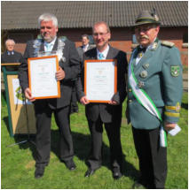 Bezirksbundesmeister Hubert Kessing berreichte Viktor Ripke u. Benno Lbberding den "Hohen Bruderschaftsorden"
